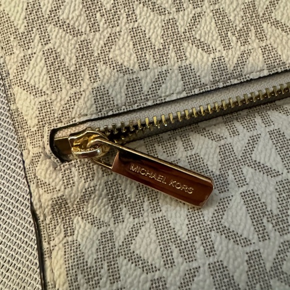 Michael Kors wallet - Picture 9 of 9